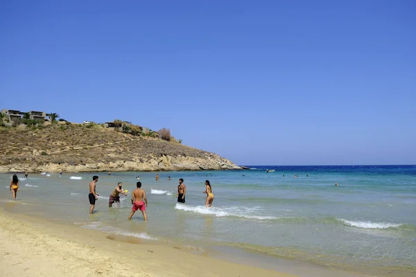 Les Gens Baignant Dans Mer Jouant Des Jeux Sur Plage — Photo