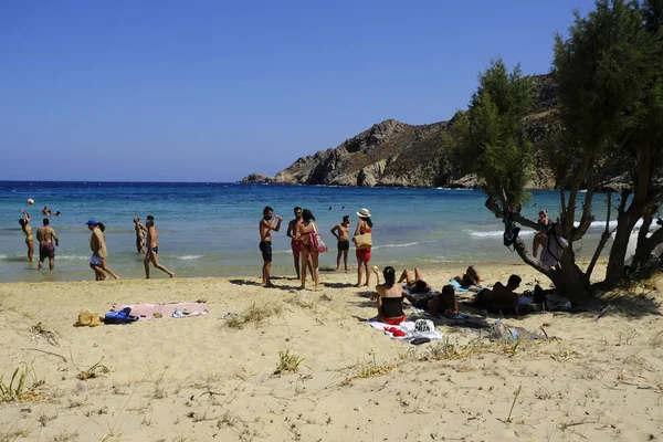 Les Gens Baignant Dans Mer Jouant Des Jeux Sur Plage — Photo