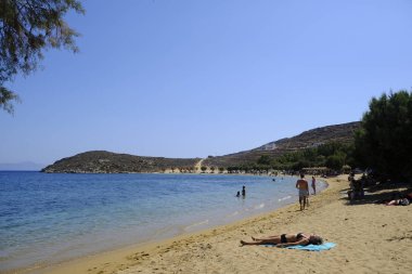 15 Ağustos 2019 tarihinde Yunanistan'ın Serifos Adası'ndaki Mikro Livadi sahilinde denizde yıkanan ve oyun oynayan insanlar