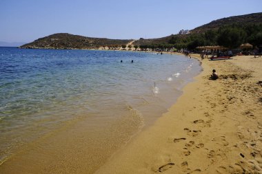 15 Ağustos 2019 tarihinde Yunanistan'ın Serifos Adası'ndaki Mikro Livadi sahilinde denizde yıkanan ve oyun oynayan insanlar