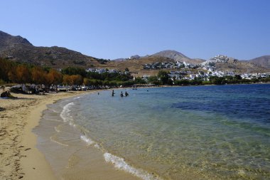 15 Ağustos 2019 tarihinde Yunanistan'ın Serifos Adası'ndaki Mikro Livadi sahilinde denizde yıkanan ve oyun oynayan insanlar