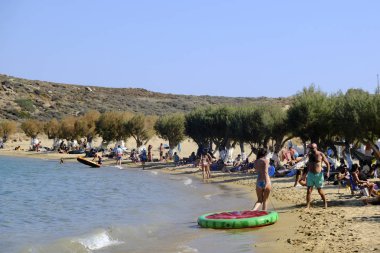 15 Ağustos 2019 tarihinde Yunanistan'ın Serifos Adası'ndaki Mikro Livadi sahilinde denizde yıkanan ve oyun oynayan insanlar