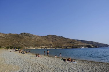 16 Ağustos 2019 tarihinde Yunanistan'ın Serifos Adası'ndaki Ganema sahilinde denizde yıkanan ve oyun oynayan insanlar