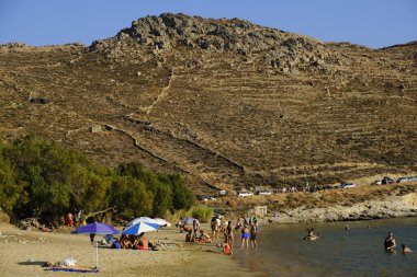 16 Ağustos 2019 tarihinde Yunanistan'ın Serifos Adası'ndaki Ganema sahilinde denizde yıkanan ve oyun oynayan insanlar