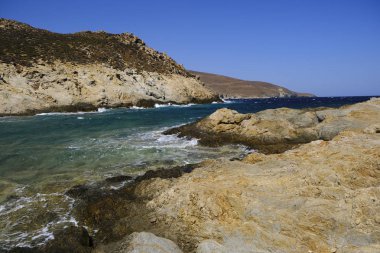 18 Ağustos 2019 tarihinde Yunanistan'ın Serifos Adası'ndaki Agios Sostis sahilinde denizde yıkanan ve oyun oynayan insanlar