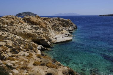 18 Ağustos 2019 tarihinde Yunanistan'ın Serifos Adası'ndaki Agios Sostis sahilinde denizde yıkanan ve oyun oynayan insanlar