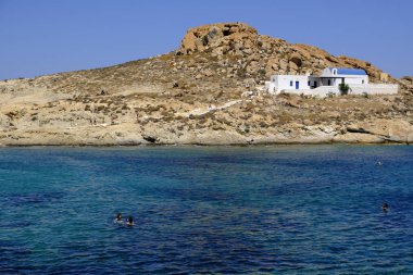 18 Ağustos 2019 tarihinde Yunanistan'ın Serifos Adası'ndaki Agios Sostis sahilinde denizde yıkanan ve oyun oynayan insanlar