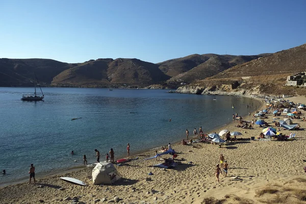 Personas Bañándose Mar Jugando Playa Vagia Isla Griega Serifos Agosto — Foto de Stock