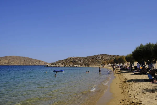 2019年8月15日 人们在希腊塞里波斯岛米克罗 利瓦迪的海滩上沐浴和玩游戏 — 图库照片