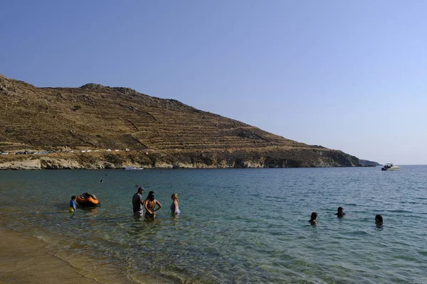 Lidé Kteří Koupávají Moři Hrají Hry Pláži Ganema Řeckým Ostrově — Stock fotografie