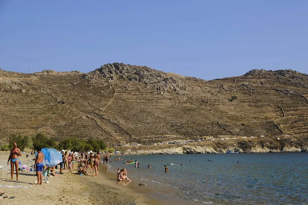 Personas Bañándose Mar Jugando Playa Ganema Isla Griega Serifos Agosto — Foto de Stock