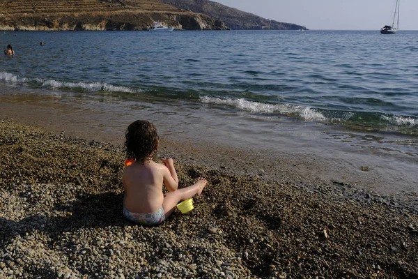 Människor Som Badar Havet Och Spelar Spel Stranden Ganema Grekiska — Stockfoto