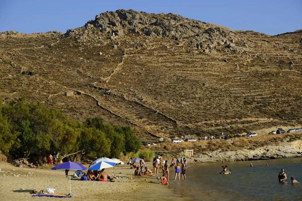 Personas Bañándose Mar Jugando Playa Ganema Isla Griega Serifos Agosto —  Fotos de Stock