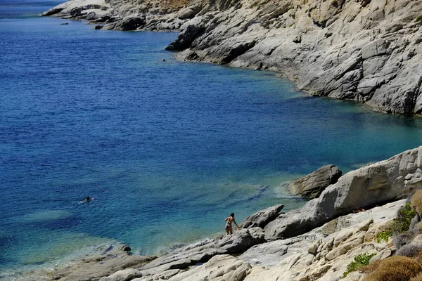 Personas Bañándose Mar Jugando Playa Kalo Ampeli Isla Griega Serifos —  Fotos de Stock