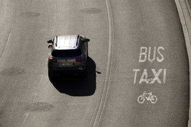 Taksi ve Otobüs Yolu 10 Eylül 2019 tarihinde Belçika'da Brüksel caddesinde