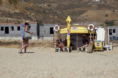 Ağustos'ta Yunanistan'ın Serifos Adası'ndaki Vagia sahilinde bir büfe