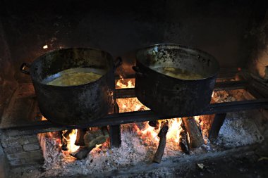 Yunanistan'ın Serifos adasında tradiotional tarifi ile patates kızartması pişiren bir adam 15 Ağustos 2019