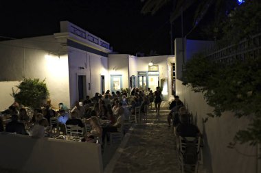 İnsanlar Serifos adasında Chora tipik kiklad, beyaz badanalı sokaklarında yürümek, Kiklad adaları, Yunanistan Ağustos'ta 13, 2019