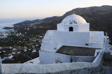 İnsanlar Chora, Yunanistan'da Serifos adasından gün batımının tadını çıkarıyor15 Ağustos 2019