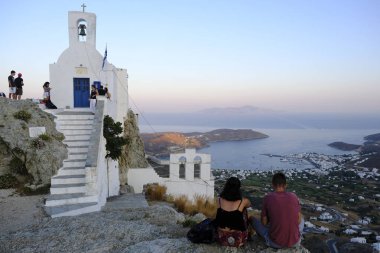 İnsanlar Chora, Yunanistan'da Serifos adasından gün batımının tadını çıkarıyor15 Ağustos 2019