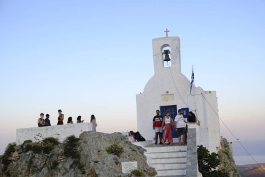 İnsanlar Chora, Yunanistan'da Serifos adasından gün batımının tadını çıkarıyor15 Ağustos 2019