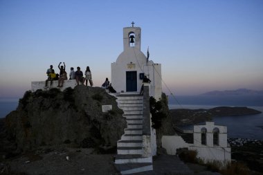 İnsanlar Chora, Yunanistan'da Serifos adasından gün batımının tadını çıkarıyor15 Ağustos 2019