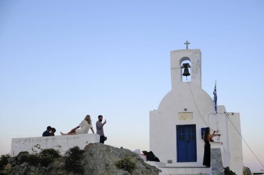 İnsanlar Chora, Yunanistan'da Serifos adasından gün batımının tadını çıkarıyor15 Ağustos 2019
