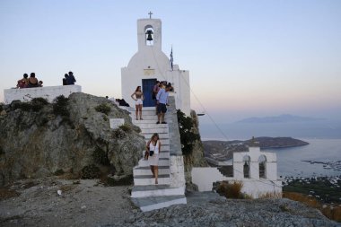 İnsanlar Chora, Yunanistan'da Serifos adasından gün batımının tadını çıkarıyor15 Ağustos 2019