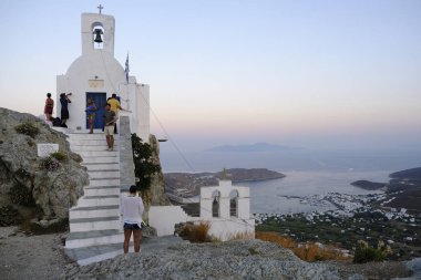 İnsanlar Chora, Yunanistan'da Serifos adasından gün batımının tadını çıkarıyor15 Ağustos 2019