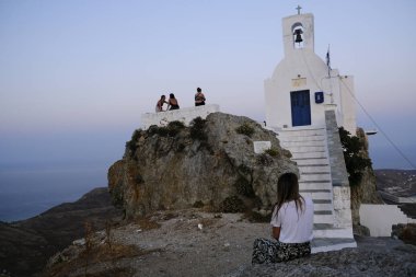 İnsanlar Chora, Yunanistan'da Serifos adasından gün batımının tadını çıkarıyor15 Ağustos 2019