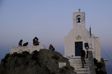 İnsanlar Chora, Yunanistan'da Serifos adasından gün batımının tadını çıkarıyor15 Ağustos 2019