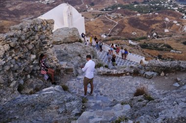 İnsanlar Chora, Yunanistan'da Serifos adasından gün batımının tadını çıkarıyor15 Ağustos 2019