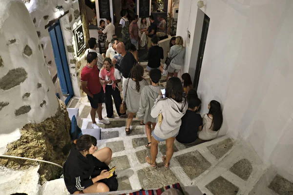 2019年8月13日 在希腊基克拉泽斯塞里福岛上的乔拉 人们走在典型的基克拉迪 粉刷小巷上 — 图库照片