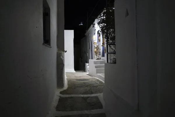 Gente Camina Por Los Típicos Callejones Cicládicos Encalados Chora Isla — Foto de Stock