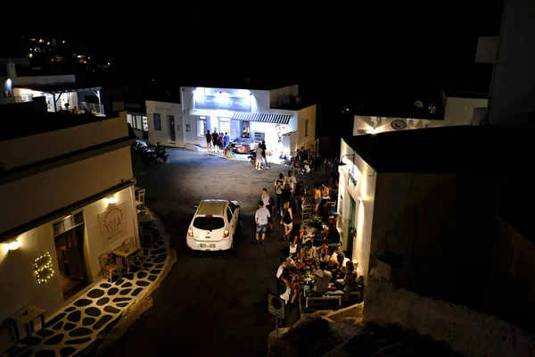 Pessoas Caminham Nas Típicas Ruelas Cíclicas Caiadas Chora Ilha Serifos — Fotografia de Stock