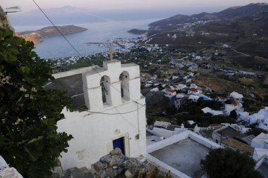 15 Ağustos 2019 tarihinde Yunanistan'ın Serifos adasındaki Chora'dan Livadi limanının görünümü.