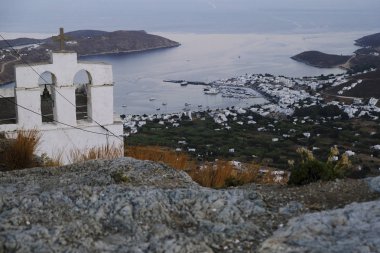 15 Ağustos 2019 tarihinde Yunanistan'ın Serifos adasındaki Chora'dan Livadi limanının görünümü.