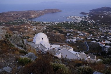 15 Ağustos 2019 tarihinde Yunanistan'ın Serifos adasındaki Chora'dan Livadi limanının görünümü.