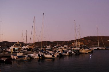  Yunanistan'ın Serifos adasının marinasında demirli tekne ve yatlar 12 Ağustos 2019