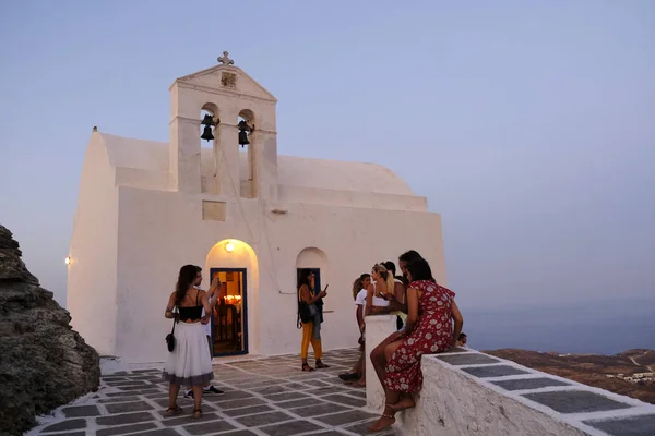 Gente Disfruta Puesta Sol Desde Chora Isla Serifos Grecia Agosto — Foto de Stock