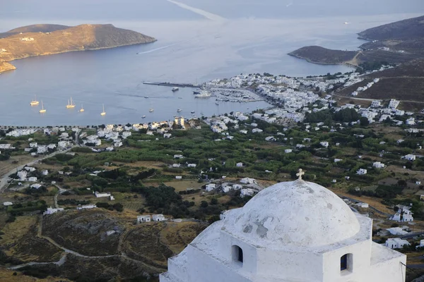 Vista Del Puerto Livadi Desde Chora Isla Serifos Grecia Agosto —  Fotos de Stock