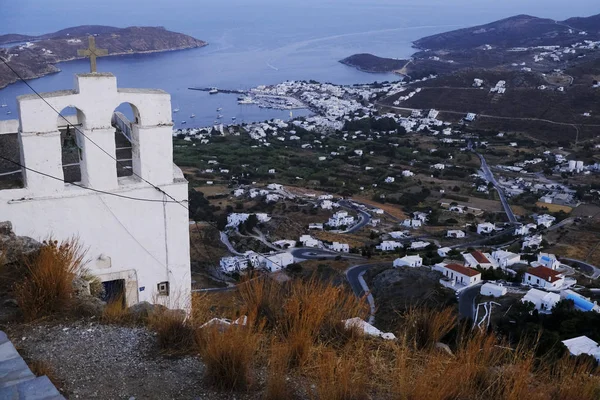 Utsikt Över Hamnen Livadi Från Chora Serifos Island Grekland Aug — Stockfoto