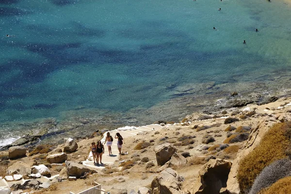 2019年8月18日 ギリシャのセリフォス島の岩の道を歩く人々 — ストック写真
