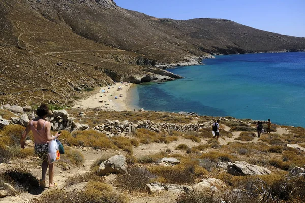 Lidé Chodí Skalnaté Pěšině Řeckým Ostrově Serifos Srpen 2019 — Stock fotografie