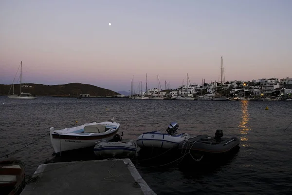 2019年8月12日 停泊在希腊塞里莫斯岛码头的船艇和游艇 — 图库照片
