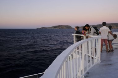 Turist sezonu Yunanistan için zirveye ulaşır gibi feribot tekneyolcuları, Serifos Ağustos 19, 2019