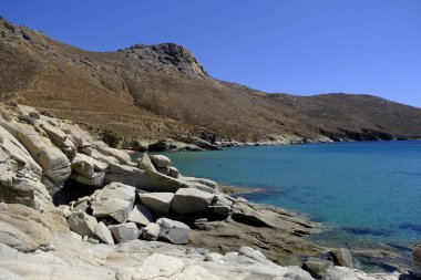 Serifos adasında kayalık plaj Panoraması , Yunanistan 19 Ağustos 2019