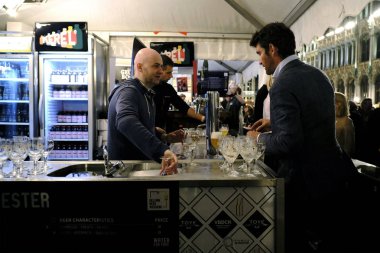 6 Eylül 2019'da Brüksel, Belçika'da düzenlenen Bira Haftasonu Festivali'nde Yerel Bira Fabrikaları Standı