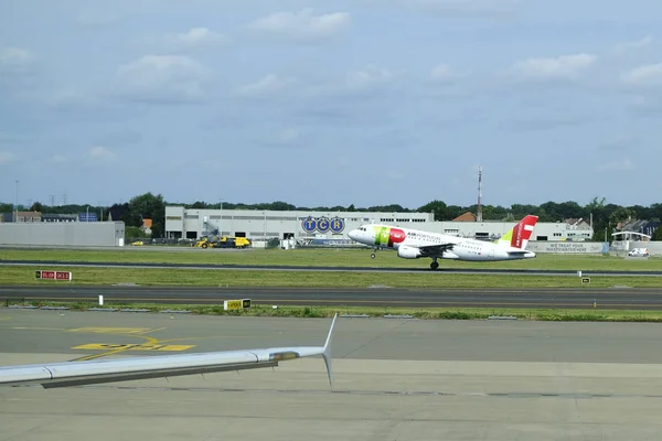 Avião Tap Air Portugal Sobrevoa Aeroporto Bruxelas Bélgica Agosto 2019 — Fotografia de Stock