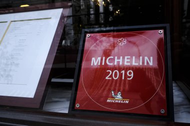 17 Eylül 2019 tarihinde Brüksel, Belçika'da bir restoranda Michelin Rehberleri logosu